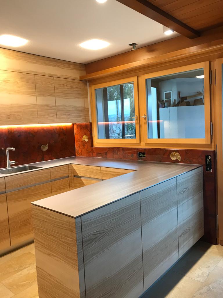 Warme Holzküche in U-Form mit Fensterfront